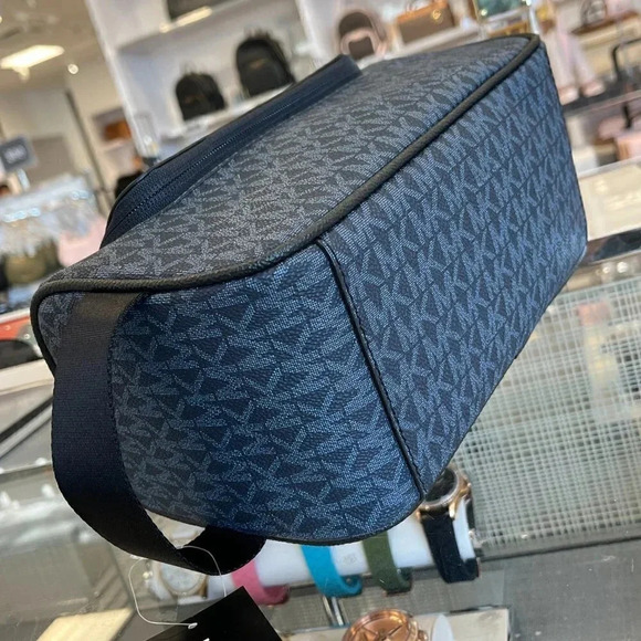 MICHAEL KORS OUTLET Cooper Logo Toiletry Kit ADMRL/PLBLUE - Picture 2 of 10